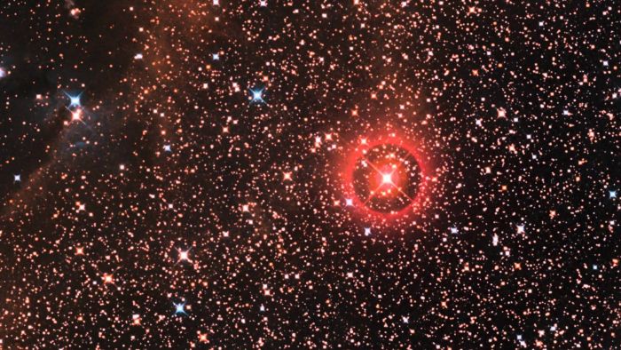 en büyük yıldız arasında VY Canis Majoris küçük yıldız kümeleriyle çevrili parlak bir yıldızdır